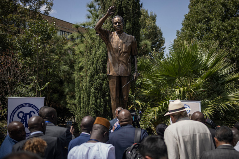 Bức tượng cố Tổng thống Tanzania Mwalimu Julius Nyerere tại lễ khánh thành trong khuôn viên trụ sở Liên minh châu Phi (AU) tại thủ đô Addis Ababa, Ethiopia ngày 18/2/2024. (Ảnh: AFP/TTXVN)