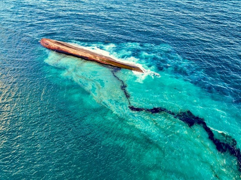 Vết dầu loang từ con tàu bị lật ngoài khơi bờ biển Trinidad & Tobago ngày 10/2/2024. (Ảnh: AFP/TTXVN)