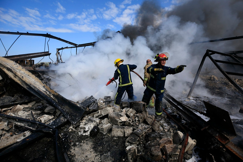 Lính cứu hỏa dập lửa tại một nhà máy sau vụ không kích của Israel xuống thị trấn Ghazieh, Liban ngày 20/2/2024. (Ảnh: THX/TTXVN)