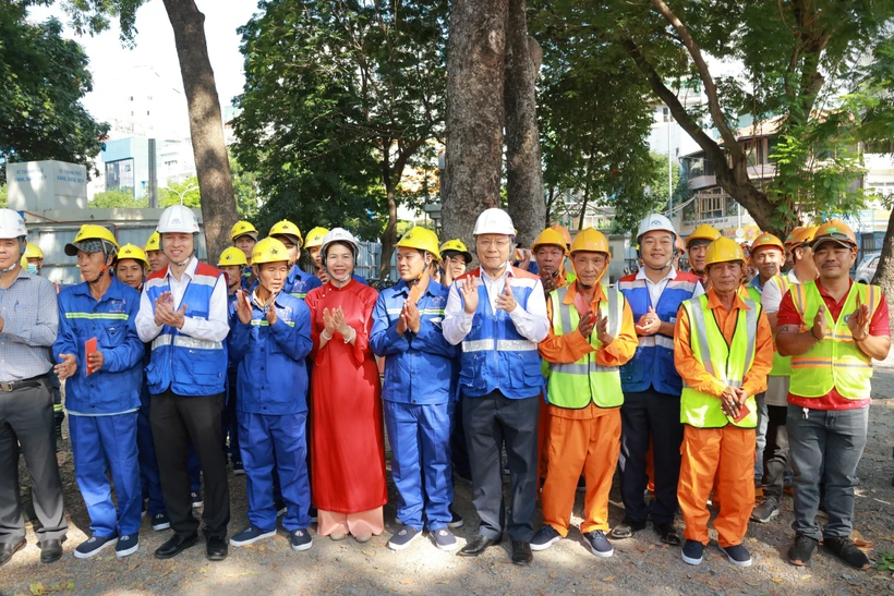 Các đại biểu ra quân thi công đầu năm Giáp Thìn 2024 dự án metro số 2. (Ảnh: Quang Châu/TTXVN)