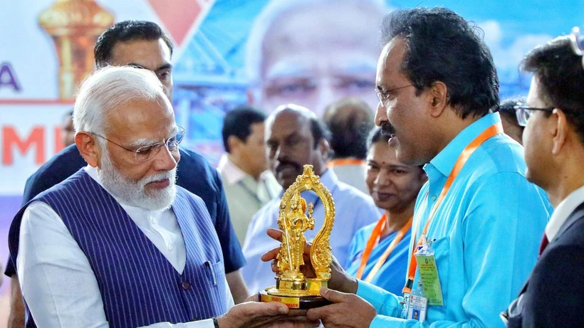 Thủ tướng Narendra Modi (trái) và Chủ tịch ISRO S. Somanath. (Nguồn: PTI)