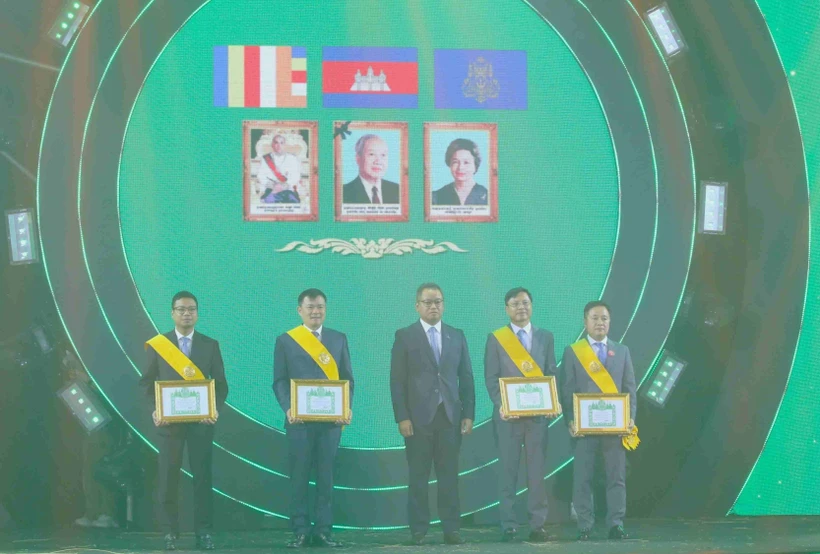 Phó Thủ tướng Campuchia Tea Seiha trao Huân chương Monisaraphon cao quý hạng Moha Sereyvath của Hoàng gia Campuchia cho công ty Metfone và 3 cá nhân thuộc Tập đoàn Viettel và Công ty Metfone. (Ảnh: Huỳnh Thảo/TTXVN)