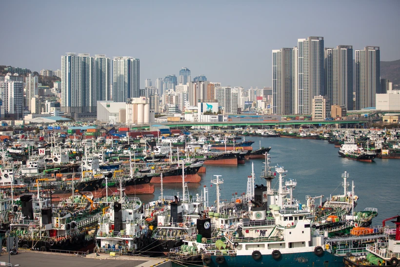 Cảng hàng hóa ở Busan, Hàn Quốc. (Ảnh: THX/TTXVN)