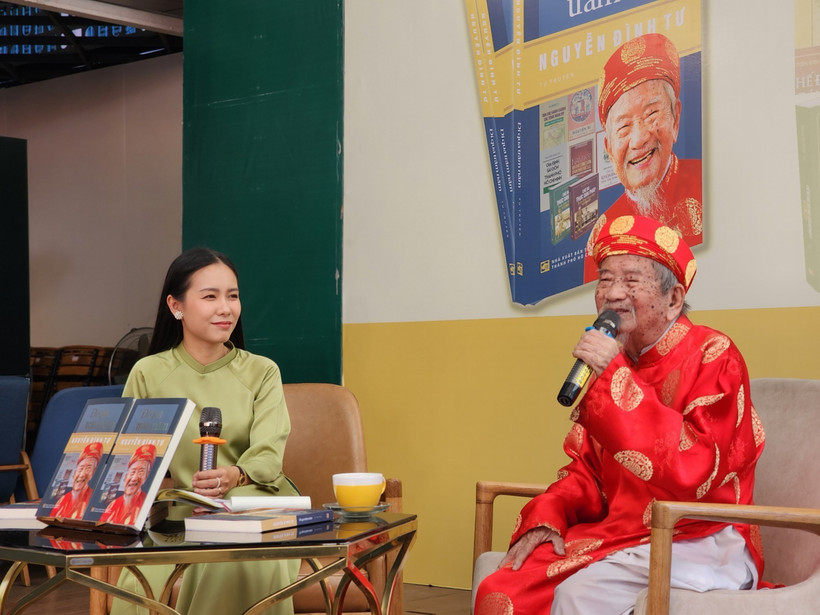 Nhà nghiên cứu Nguyễn Đình Tư chia sẻ tại chương trình. (Ảnh: Thu Hoài/TTXVN)