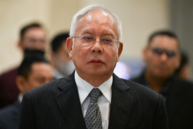 Cựu Thủ tướng Malaysia Najib Razak tới tòa án ở Putrajaya, ngày 16/8/2022. (Ảnh: AFP/TTXVN)