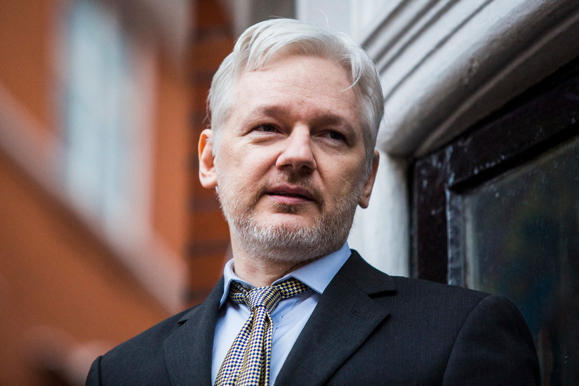 Nhà sáng lập trang mạng WikiLeaks, ông Julian Assange, trong cuộc họp báo tại sứ quán Ecuador ở trung tâm London, Anh ngày 5/2/2016. (Ảnh: AFP/TTXVN)