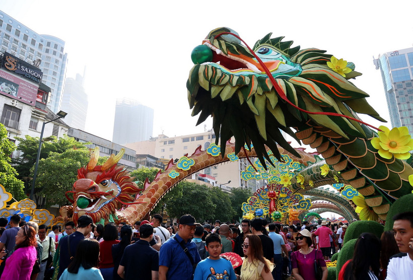 Cặp linh vật rồng ngậm ngọc gây ấn tượng với khách tham quan ở cổng vào Đường hoa Nguyễn Huệ Tết Giáp Thìn 2024. (Ảnh: Hồng Đạt/TTXVN)