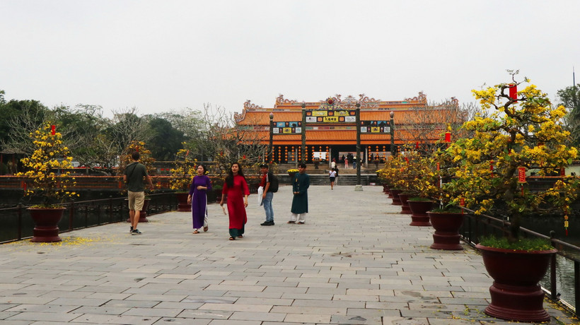 Khách du lịch tham quan Cố đô Huế. (Ảnh: Tường Vi/TTXVN)