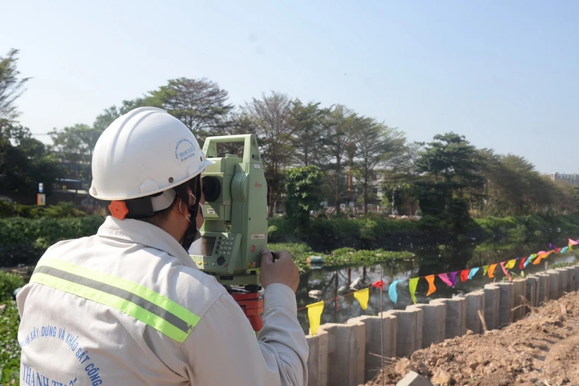 Các kỹ sư, công nhân làm việc tại dự án kênh Tham Lương-Bến Cát-rạch Nước Lên. (Ảnh: Tiến Lực/TTXVN)