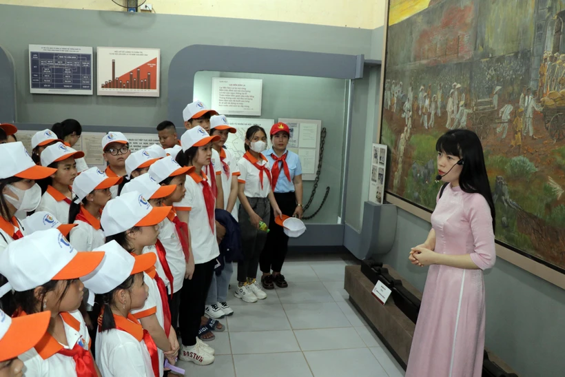 Các em thiếu nhi tham quan, tìm hiểu tại Di tích Lịch sử Quốc gia Đặc biệt Nhà tù Sơn La. (Ảnh: Hữu Quyết/TTXVN)