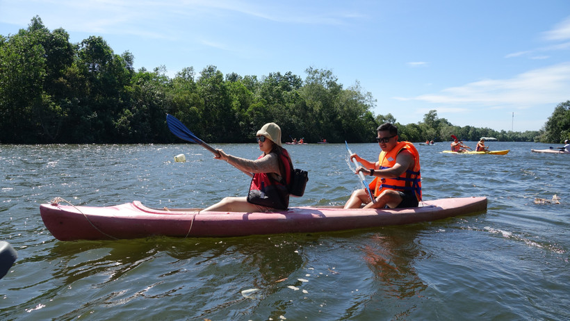 Du khách quốc tế chèo thuyền Kayak trên sông Cửa Cạn, thành phố Phú Quốc (Kiên Giang). (Ảnh: Lê Huy Hải/TTXVN)