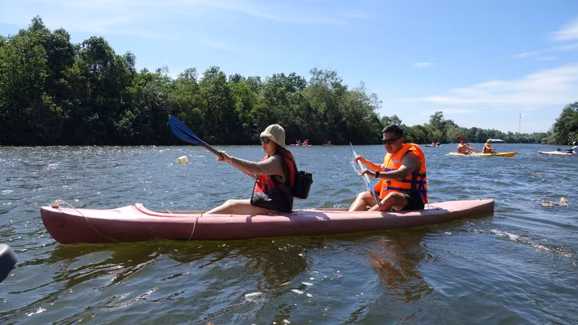 Du khách quốc tế chèo thuyền Kayak trên sông Cửa Cạn, thành phố Phú Quốc (Kiên Giang). (Ảnh: Lê Huy Hải/TTXVN)