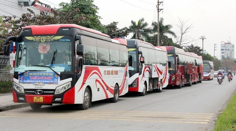 Các chuyến xe đưa công nhân về quê đón Tết. (Ảnh: Đồng Thúy/TTXVN)
