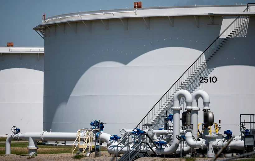 Bể chứa dầu tại kho dự trữ ở Cushing, Oklahoma, Mỹ. (Ảnh: AFP/TTXVN)