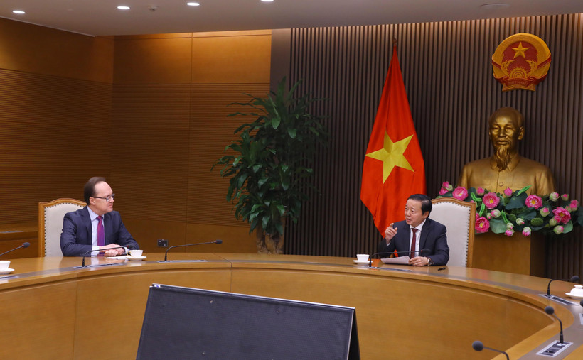 Đại sứ Nga tại Việt Nam Gennady Bezdetko trong một buổi làm việc với Phó Thủ tướng Trần Hồng Hà. (Ảnh: Văn Điệp/TTXVN)