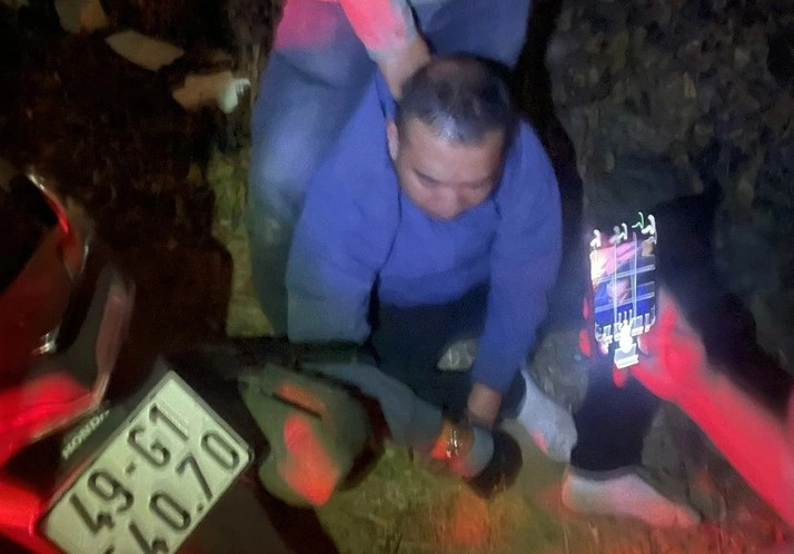 Tên cướp ngân hàng Nguyễn Thành Trung bị bắt trên đường bỏ trốn từ Lâm Đồng sang Bình Thuận. (Nguồn: Báo Tuổi trẻ)