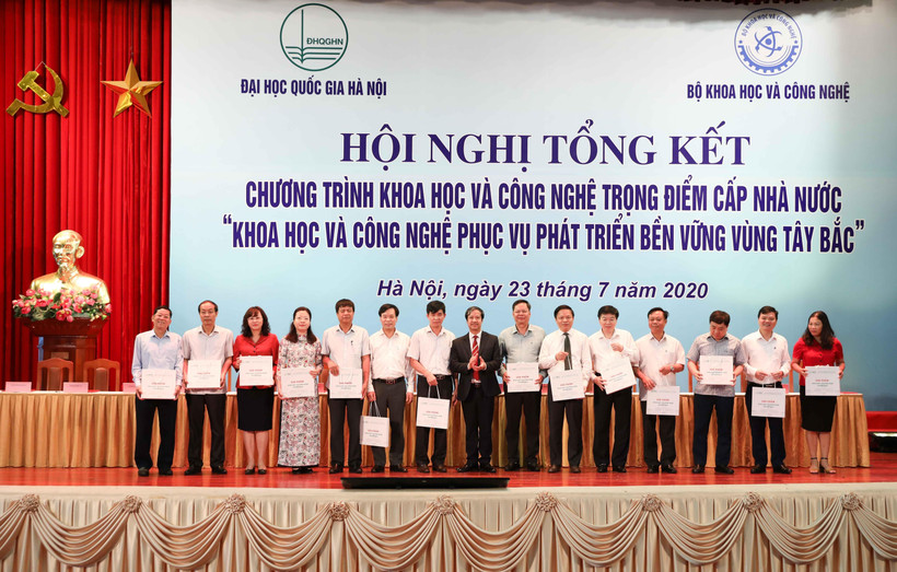 Phó Giáo sư, Tiến sỹ Nguyễn Kim Sơn, Giám đốc Đại học Quốc gia Hà Nội bàn giao sản phẩm khoa học và công nghệ cho các tỉnh vùng Tây Bắc. (Ảnh: Thanh Tùng/TTXVN) 