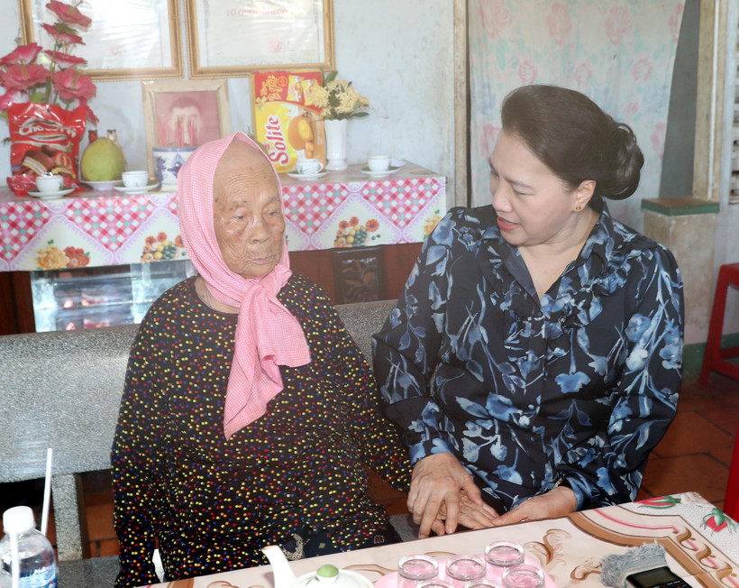 Chủ tịch Quốc hội Nguyễn Thị Kim Ngân thăm, tặng quà Mẹ Việt Nam Anh hùng Võ Thị Vĩ tại thị trấn Đất Đỏ, huyện Đất Đỏ. (Ảnh: Trọng Đức/TTXVN)