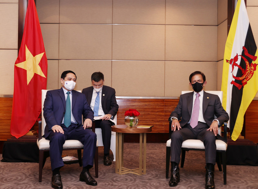 Thủ tướng Phạm Minh Chính chào xã giao Quốc vương Brunei Haji Hassanal Bolkiah, Chủ tịch ASEAN 2021. (Ảnh: Dương Giang/TTXVN) 
