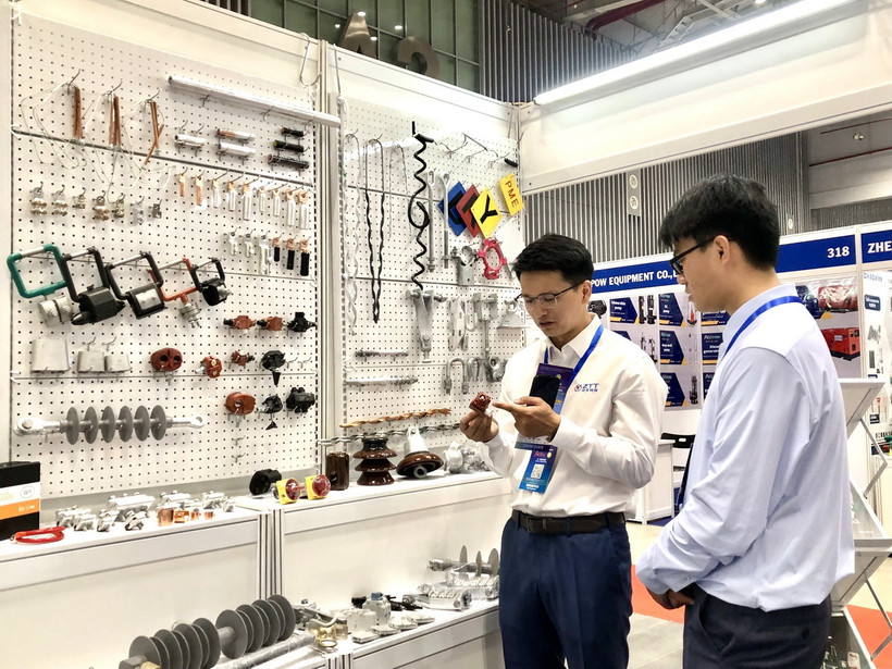 Khách tham quan triển lãm. (Ảnh: Mỹ Phương/TTXVN)