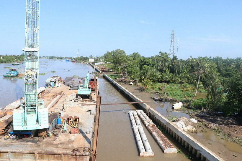 Dự án kè chống sạt lở bờ sông Vàm Cỏ Tây (đoạn qua địa bàn thành phố Tân An, tỉnh Long An) dự kiến hoàn thành trong năm 2024. (Ảnh: Bùi Giang/TTXVN)