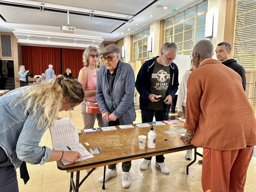 Người dân Pháp đi bầu cử Quốc hội. (Ảnh: Nguyễn Thu Hà/TTXVN)