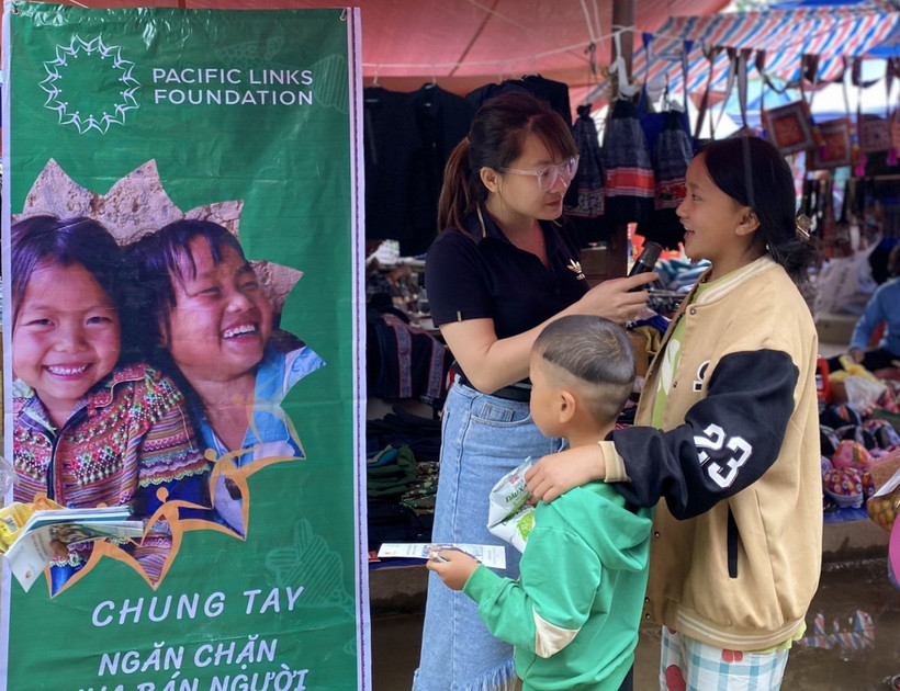 Tuyên truyền về phòng, chống mua bán người cho phụ nữ dân tộc thiểu số tại chợ trung tâm xã Sín Chéng, huyện Si Ma Cai, tỉnh Lào Cai. (Ảnh: Hương Thu/TTXVN)