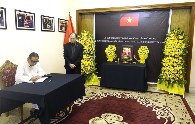 Ông Rashed Khan Menon, Nghị sỹ Quốc hội, Chủ tịch Đảng Công nhân Bangladesh ghi sổ tang Tổng Bí thư Nguyễn Phú Trọng. (Ảnh TTXVN)