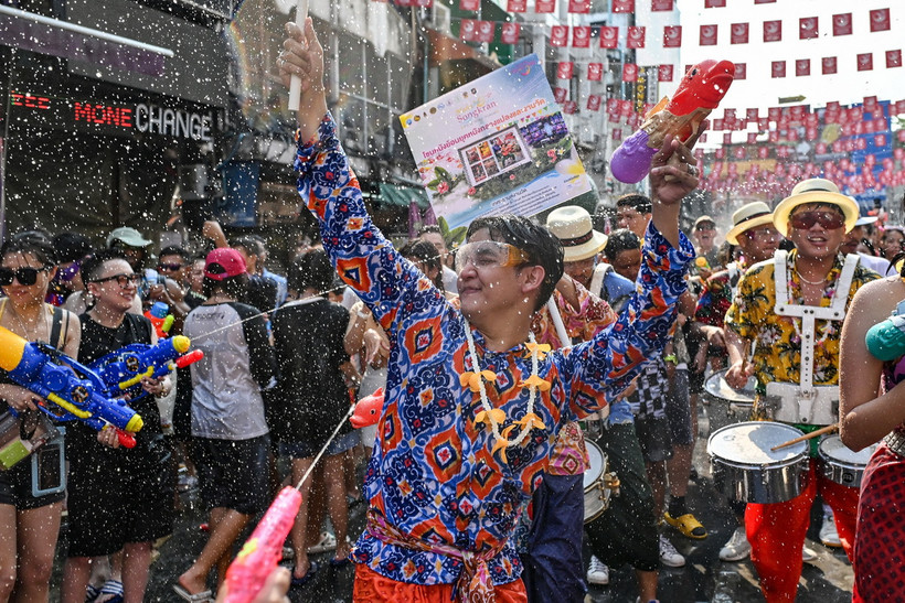 Lễ hội té nước Songkran ở Bangkok, Thái Lan ngày 12/4/2024. (Ảnh: AFP/TTXVN)