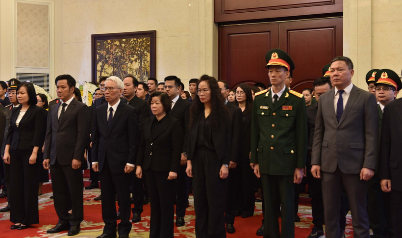 Đoàn Đại sứ quán Việt Nam tại Trung Quốc do Đại sứ Phạm Sao Mai dẫn đầu, viếng Tổng Bí thư Nguyễn Phú Trọng. (Ảnh: Hải Yến/TTXVN)