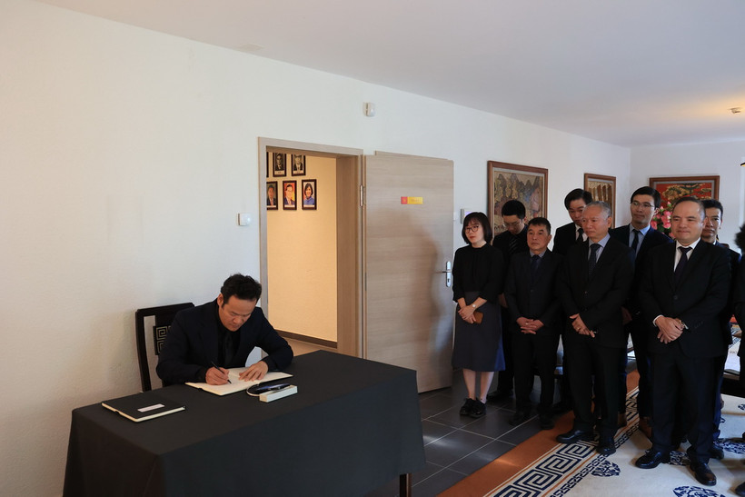 Đại sứ Mai Phan Dũng ghi sổ tang tưởng niệm Tổng Bí thư Nguyễn Phú Trọng. (Ảnh: Anh Hiển/TTXVN)