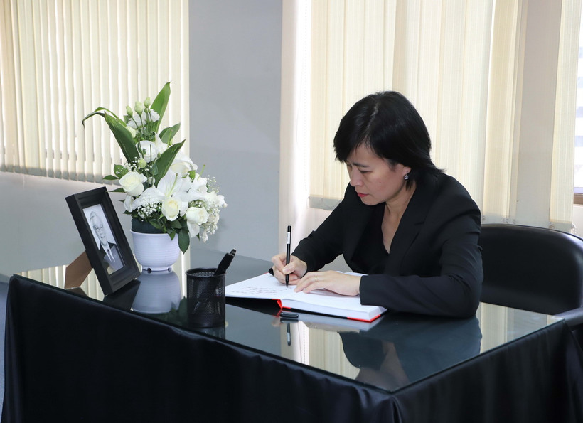 Tổng Lãnh sự Việt Nam tại Hong Kong và Macau (Trung Quốc) Lê Đức Hạnh ghi sổ tang Tổng Bí thư Nguyễn Phú Trọng. (Ảnh: Xuân Vịnh/TTXVN)