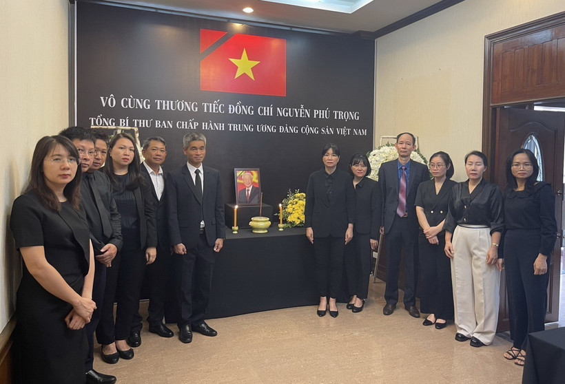Toàn thể cán bộ, nhân viên Tổng Lãnh sự quán Việt Nam tại Khon Kaen tại lễ viếng Tổng Bí thư Nguyễn Phú Trọng. (Ảnh: TTXVN phát)