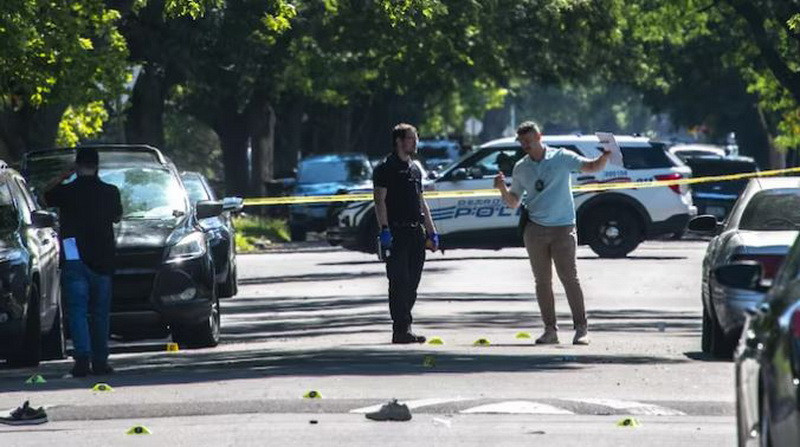 Cảnh sát điều tra hiện trường vụ nổ súng ở Detroit. (Nguồn: AP)