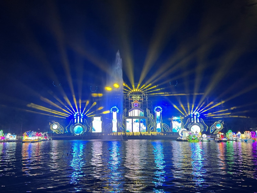 Trình diễn nghệ thuật ánh sáng, bắn pháo hoa tại Ninh Kiều, Cần Thơ. (Ảnh: Ánh Tuyết/TTXVN)