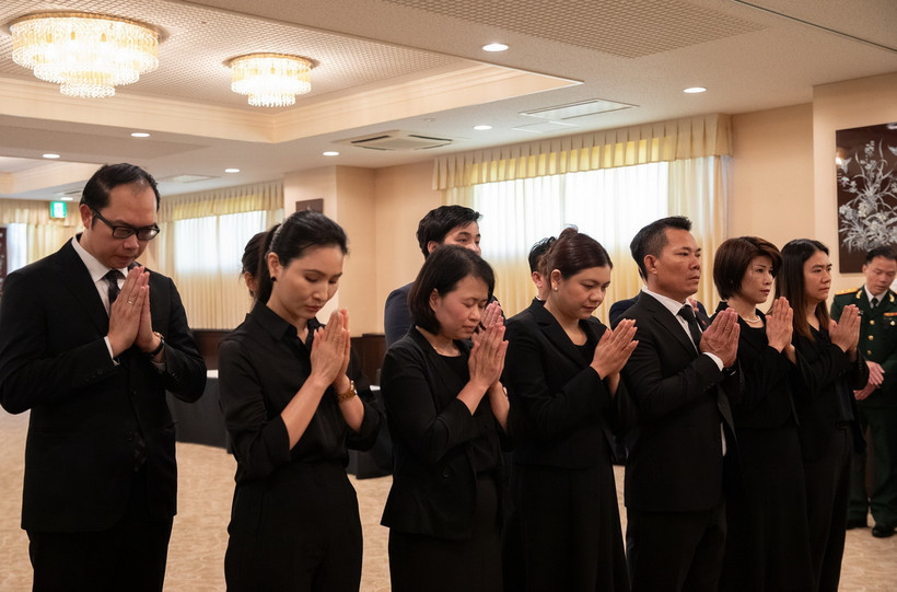 Kiều bào Việt Nam tại Nhật Bản viếng Tổng Bí thư Nguyễn Phú Trọng. (Ảnh: Nhóm phóng viên TTXVN tại Nhật Bản)