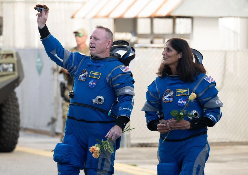 Hai phi hành gia Mỹ Butch Wilmore (trái) và Suni Williams trước khi lên tàu vũ trụ Boeing Starliner tại Mũi Canaveral, bang Florida, Mỹ ngày 5/6/2024. (Ảnh: THX/TTXVN)