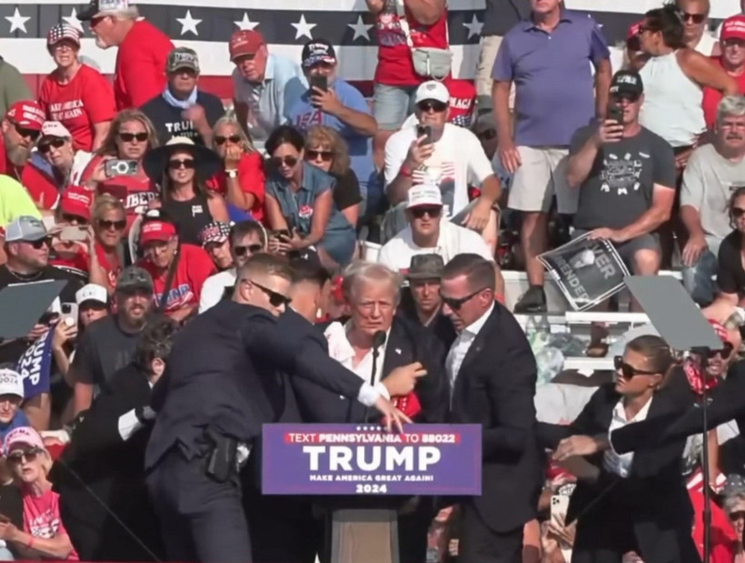 Ông Donald Trump được mật vụ Mỹ hộ tống khỏi sân khấu của sự kiện vận động tranh cử tại bang Pennsylvania sau khi xảy ra vụ nổ súng, ngày 13/7/2024. (Ảnh: THX/TTXVN)