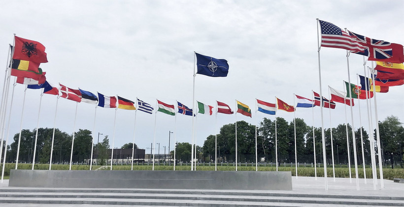 Cờ NATO và quốc kỳ các nước thành viên tại trụ sở NATO ở Brussels, Bỉ. (Ảnh: Kyodo/TTXVN)