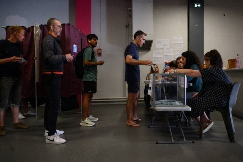 Cử tri bỏ phiếu trong cuộc bầu cử Quốc hội vòng hai tại điểm bầu cử ở Toulouse, Pháp, ngày 7/7/2024. (Ảnh: Getty Images/TTXVN)