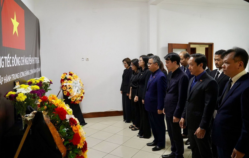 Đại sứ Việt Nam tại Angola Dương Chính Chức và toàn thể cán bộ nhân viên Đại sứ quán đã dành một phút mặc niệm Tổng Bí thư Nguyễn Phú Trọng. (Ảnh: TTXVN)