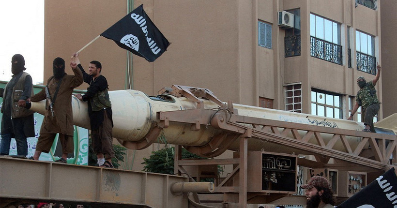 Các tay súng "Nhà nước Hồi giáo" (IS) tự xưng tại thành phố Raqa, Syria, ngày 30/6/2014. (Ảnh: AFP/TTXVN)