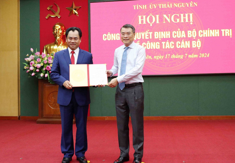 Trưởng Ban Tổ chức Trung ương Lê Minh Hưng (phải) trao Quyết định của Bộ Chính trị cho ông Trịnh Việt Hùng. (Ảnh: Trần Trang/TTXVN)