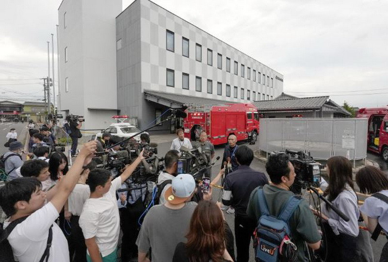 Các phóng viên tập trung trước Tòa thị chính Takahama ở tỉnh Aichi, miền Trung Nhật Bản sau vụ việc. (Nguồn: Kyodo)