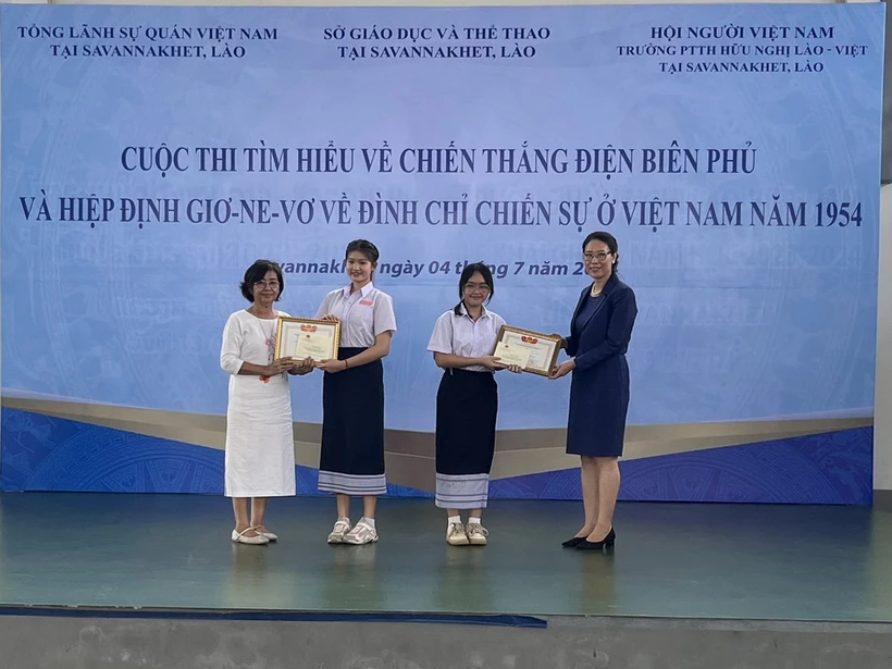 Đại diện Ban tổ chức trao giải cho các học sinh đạt giải tại cuộc thi. (Ảnh: TTXVN phát)