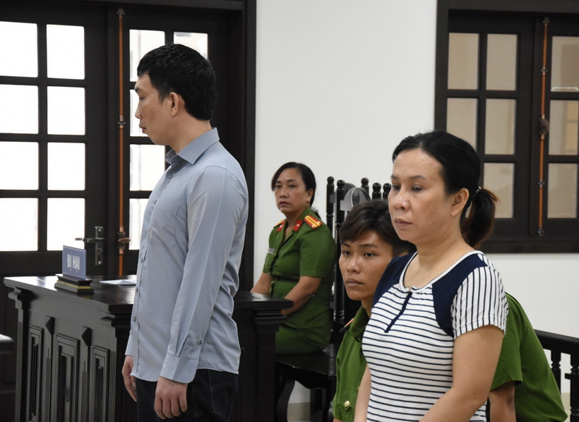 Các bị cáo Nguyễn Minh Hiếu và Kiều Thị Mai tại phiên tòa. (Ảnh: TTXVN phát)