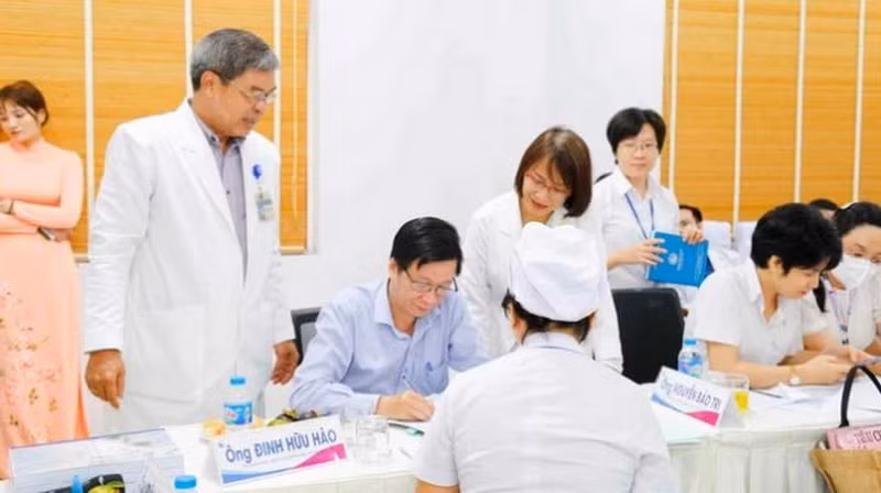 Đoàn kiểm tra đánh giá chất lượng của Sở Y tế Thành phố Hồ Chí Minh kiểm tra, đánh giá tại một bệnh viện. (Nguồn: Báo Sài Gòn Giải Phóng)