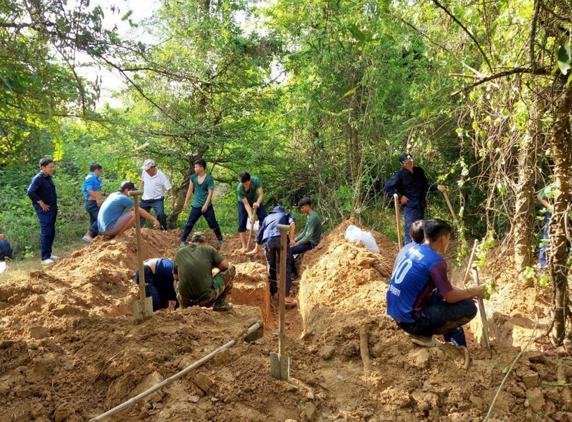 Cán bộ, chiến sỹ Đội K91 làm nhiệm vụ tìm kiếm, quy tập hài cốt liệt sỹ, quân tình nguyện Việt Nam hy sinh ở chiến trường Campuchia. (Ảnh: TTXVN phát)