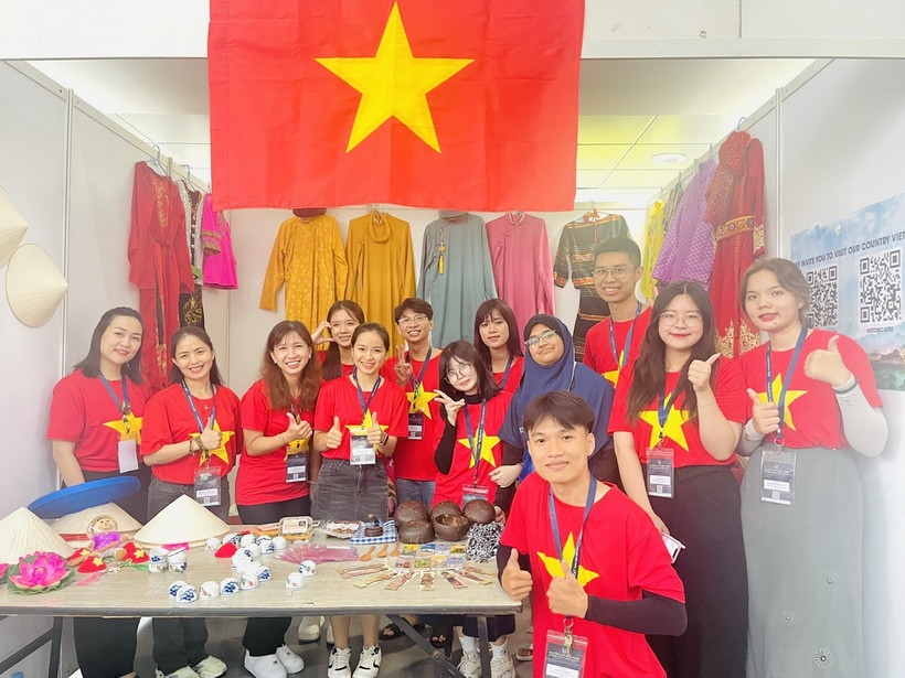 Trưng bày vật phẩm văn hóa và trang phục truyền thống Việt Nam tại Diễn đàn. (Ảnh: TTXVN phát)