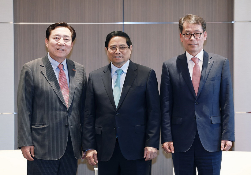 Thủ tướng Phạm Minh Chính tiếp ông Kim Ki-moon, Chủ tịch Hiệp hội doanh nghiệp nhỏ và vừa Hàn Quốc (KBIZ) (bên trái) và Chủ tịch Ngân hàng Công nghiệp Hàn Quốc (IBK) Kim Sung-tae. (Ảnh: Dương Giang/TTXVN)